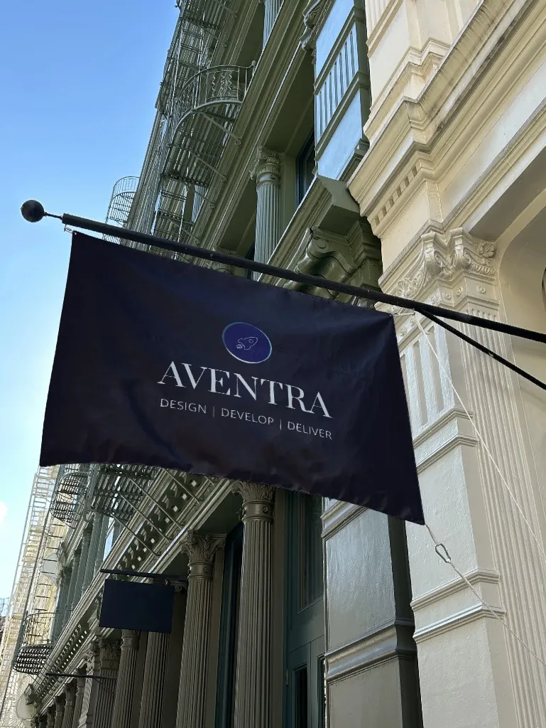 Logo Aventra pe un banner afara dintr-un restaurant